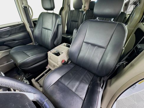 Used 2014 Chrysler Town & Country Touring image 11