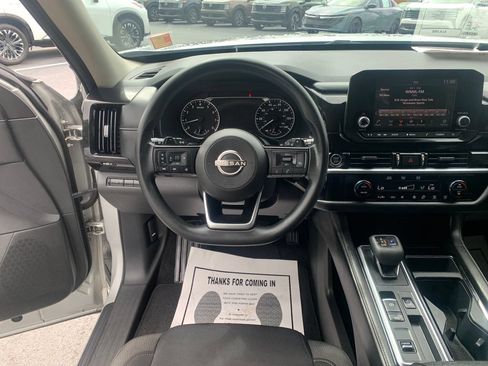Used 2022 Nissan Pathfinder S FWD image 19