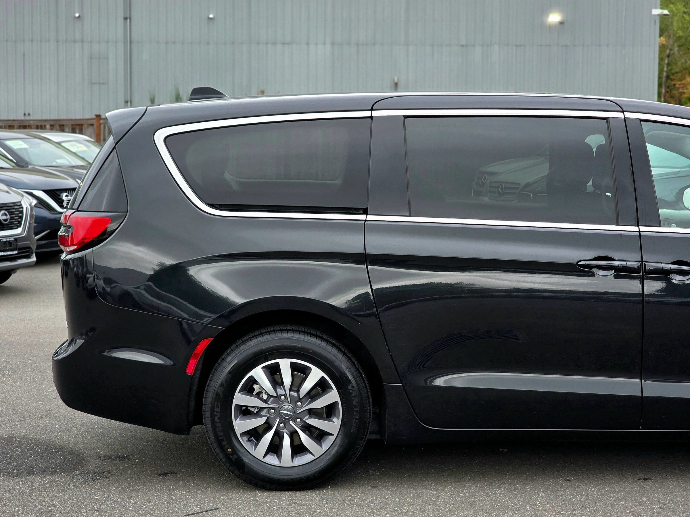 Used 2023 Chrysler Pacifica Touring-L FWD image 13