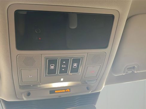 Used 2022 Land Rover Discovery S AWD/4WD image 21
