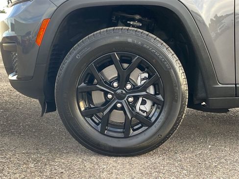 Used 2024 Jeep Grand Cherokee L Altitude image 31