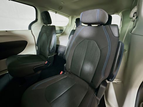 Used 2021 Chrysler Pacifica Touring image 22