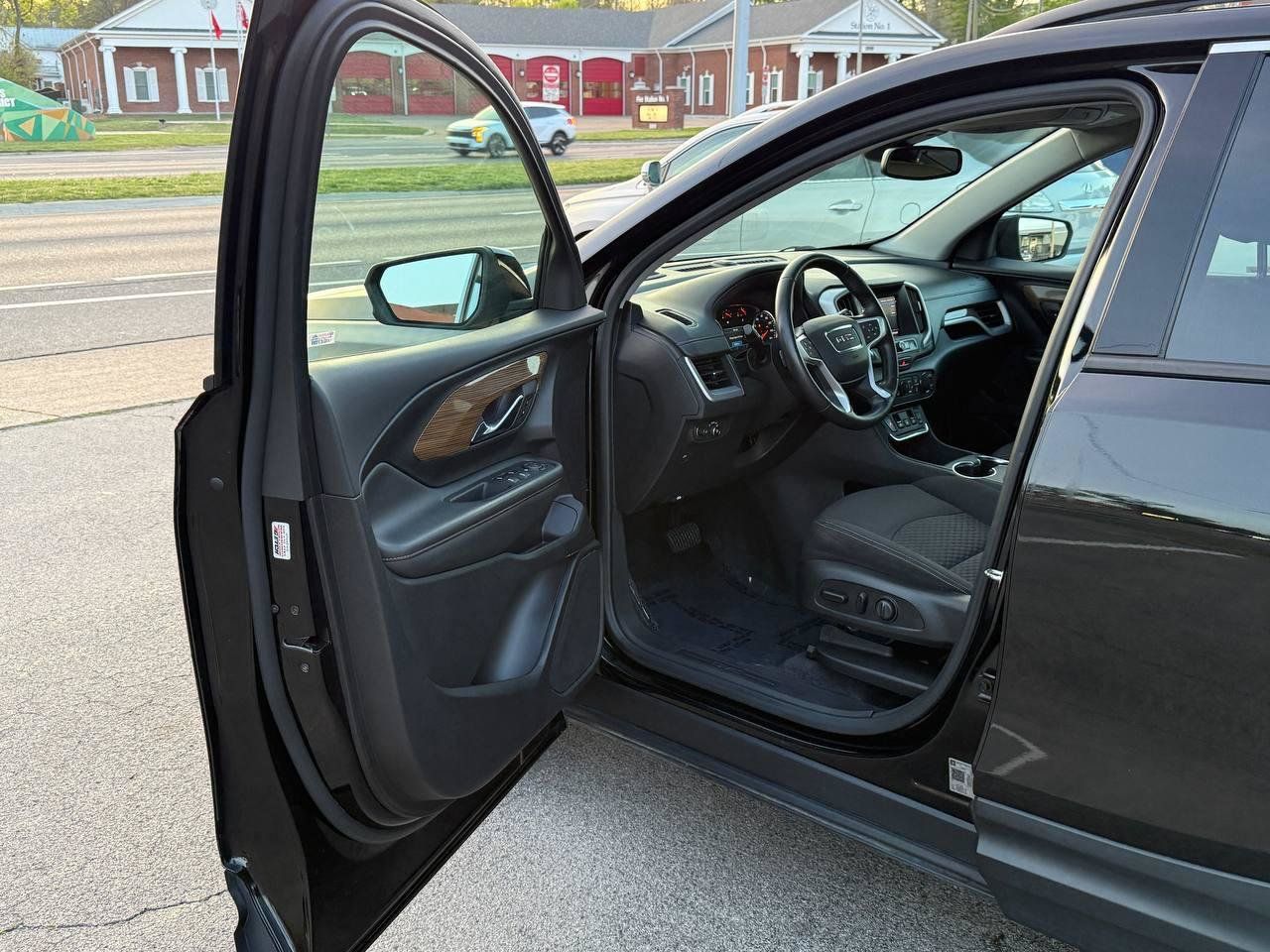 Used 2020 GMC Terrain SLE w/ Driver Convenience Package FWD image 14