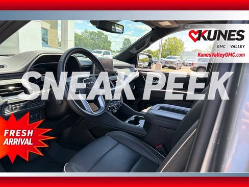 Used 2023 GMC Yukon SLT w/ SLT Premium Package AWD/4WD image 3
