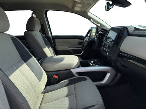 Used 2022 Nissan Titan SV w/ SV Convenience Package image 17
