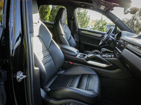 Used 2021 Porsche Cayenne Turbo S image 33