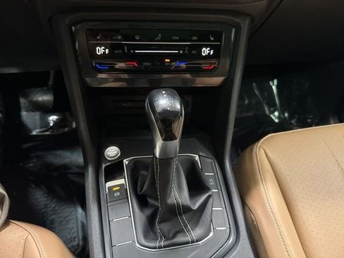 Used 2023 Volkswagen Tiguan SE w/ Panoramic Sunroof Package FWD image 21