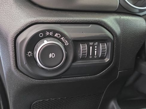 Used 2019 Jeep Wrangler Unlimited Sahara w/ Uconnect 4C Nav & Sound Group AWD/4WD image 13