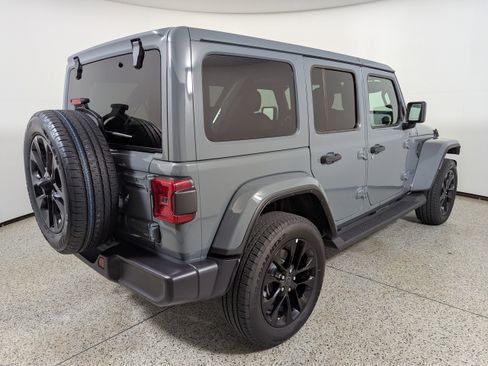 Used 2025 Jeep Wrangler Unlimited Sahara AWD/4WD image 7