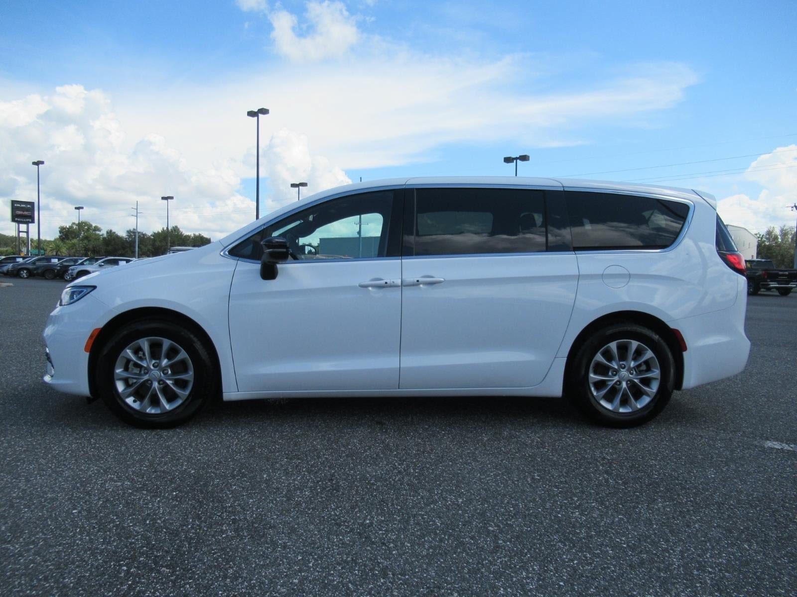 Used 2026 Chrysler Pacifica Limited FWD image 4