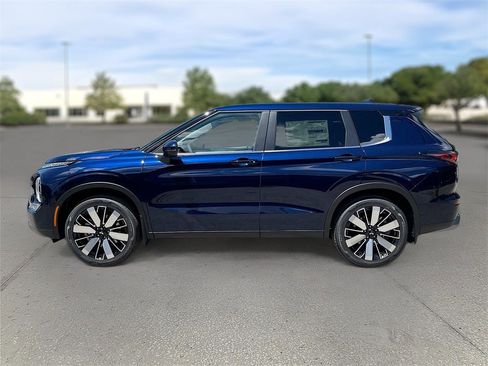 New 2025 Mitsubishi Outlander SE image 3