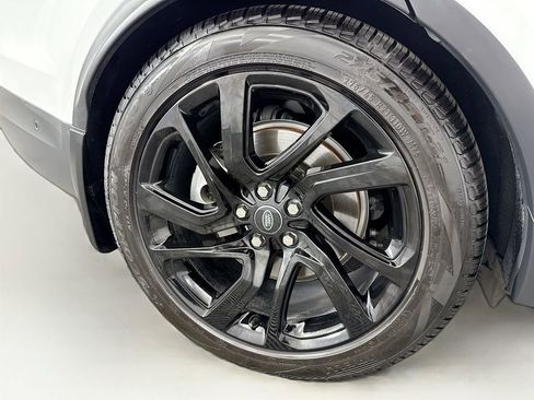 Certified 2025 Land Rover Discovery S image 32