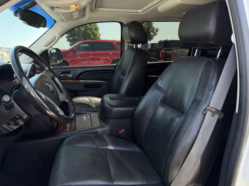 Used 2011 Chevrolet Avalanche LTZ AWD/4WD image 25