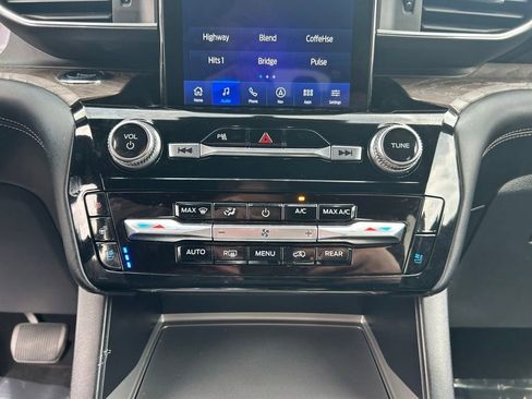 Used 2024 Ford Explorer Platinum w/ Technology Package AWD/4WD image 13