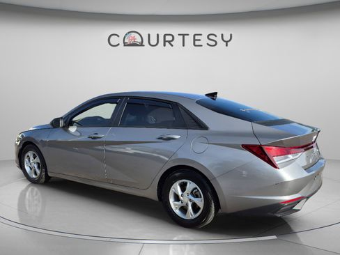 Used 2022 Hyundai Elantra SE FWD image 3