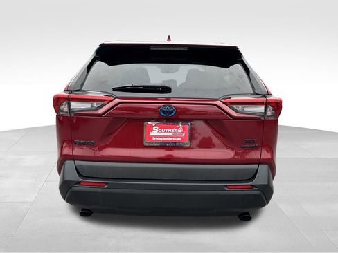 Used 2021 Toyota RAV4 XLE image 4