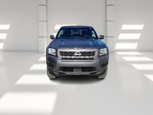 Used 2025 Nissan Frontier SV image 2