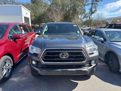 Used 2022 Toyota Tacoma SR5 w/ Technology Package image 2