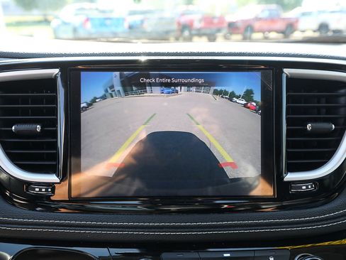 Used 2022 Chrysler Pacifica Touring-L FWD image 17