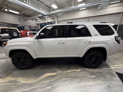 Used 2022 Toyota 4Runner SR5 Premium w/ Moonroof Package AWD/4WD image 44