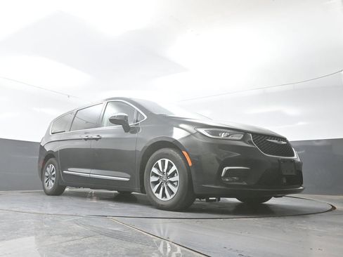 Used 2023 Chrysler Pacifica Limited image 26