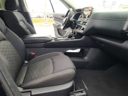 Used 2023 Nissan Pathfinder S image 16