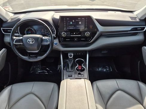 Used 2021 Toyota Highlander XLE AWD/4WD image 17