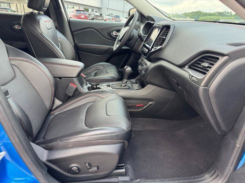 Used 2022 Jeep Cherokee Trailhawk w/ Premium Leather Package AWD/4WD image 8