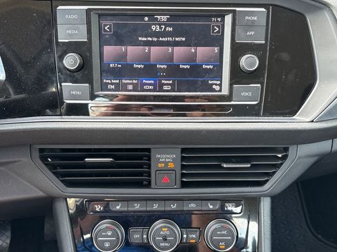 Used 2023 Volkswagen Jetta SE FWD image 6