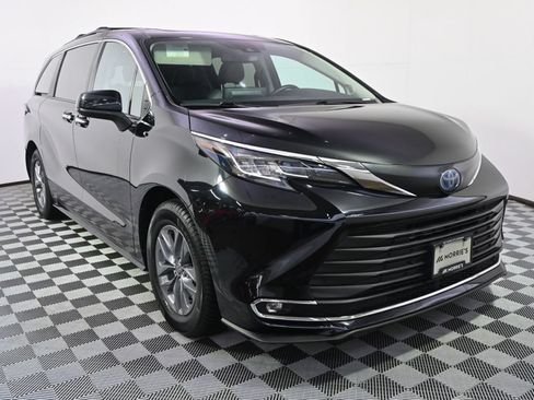 Used 2022 Toyota Sienna XLE w/ XLE Plus Package AWD/4WD image 9