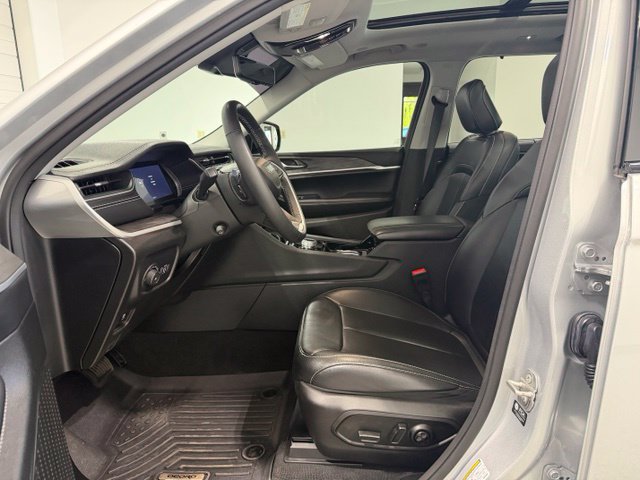 Used 2023 Jeep Grand Cherokee L Limited AWD/4WD image 10