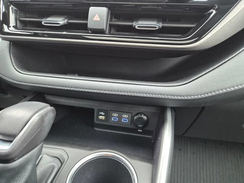 Used 2022 Toyota Highlander XLE AWD/4WD image 27