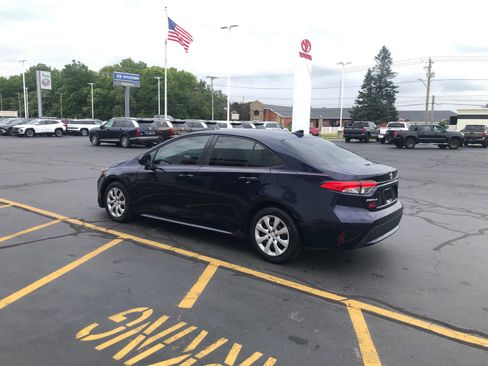 Used 2021 Toyota Corolla LE FWD image 3