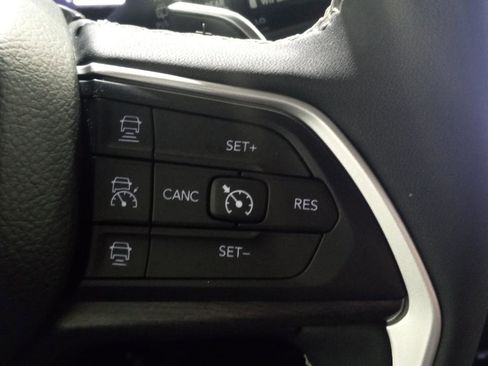 Used 2023 Jeep Grand Cherokee Limited w/ Luxury Tech Group II image 17