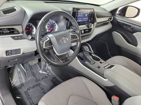 Used 2022 Toyota Highlander LE FWD image 18