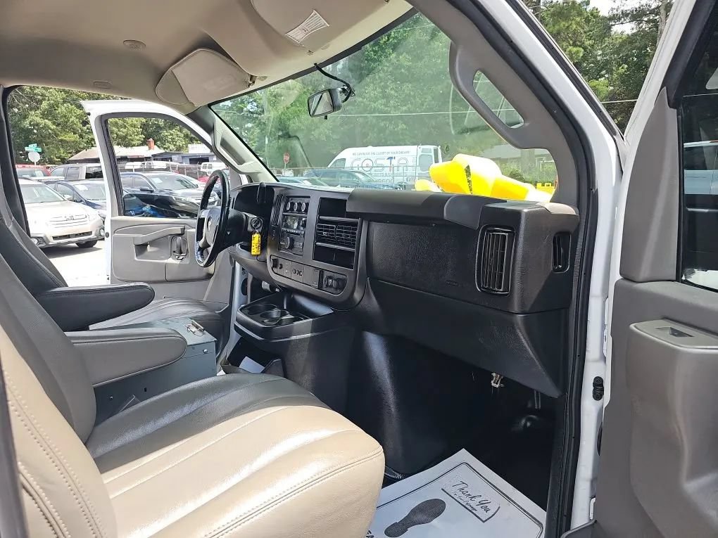 Used 2017 Chevrolet Express 3500 Extended RWD image 20