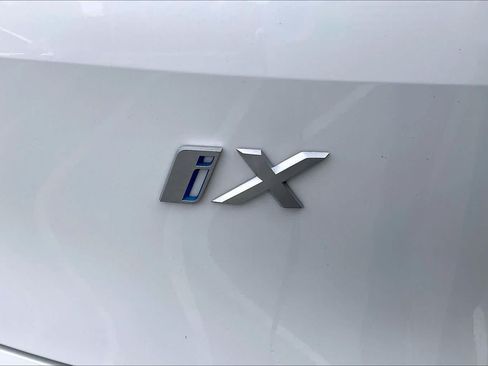 Used 2024 BMW iX xDrive50 w/ Premium Package AWD/4WD image 9
