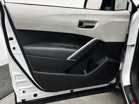 Used 2022 Toyota Corolla Cross L image 10