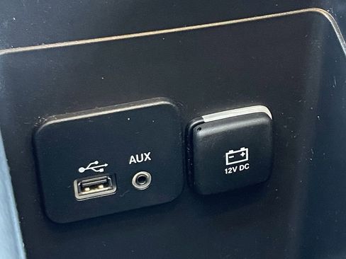 Used 2015 Chrysler 200 Limited image 27