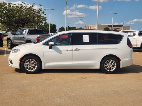 Used 2023 Chrysler Pacifica Touring-L FWD image 4