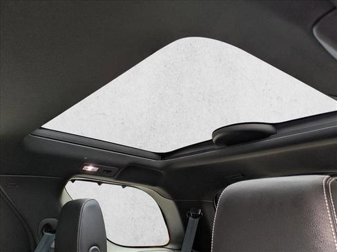 Used 2024 Land Rover Discovery Dynamic SE image 19