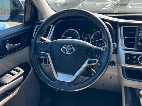 Used 2017 Toyota Highlander XLE AWD/4WD image 14