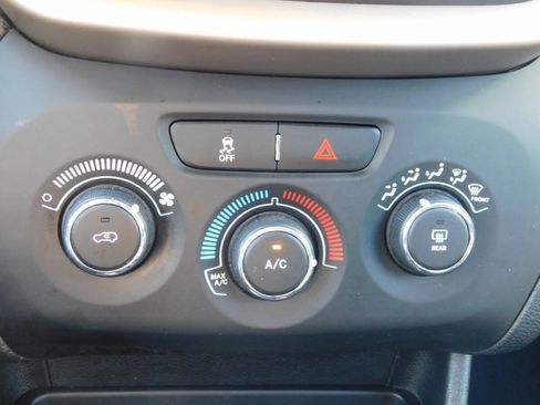 Used 2017 Jeep Cherokee Sport FWD image 13