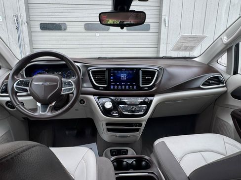 Used 2017 Chrysler Pacifica Touring-L FWD image 17