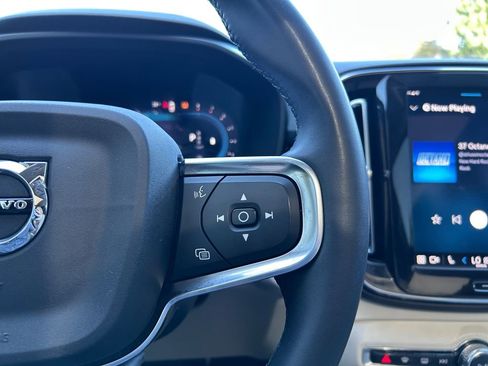 Used 2023 Volvo XC40 B5 Plus image 19