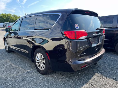 Used 2017 Chrysler Pacifica Touring w/ Tire & Wheel Group FWD image 2