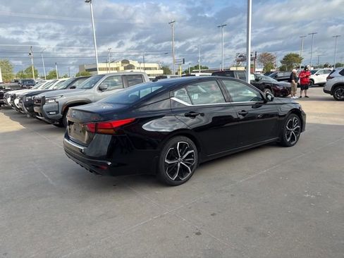 Used 2023 Nissan Altima 2.5 SR FWD image 3