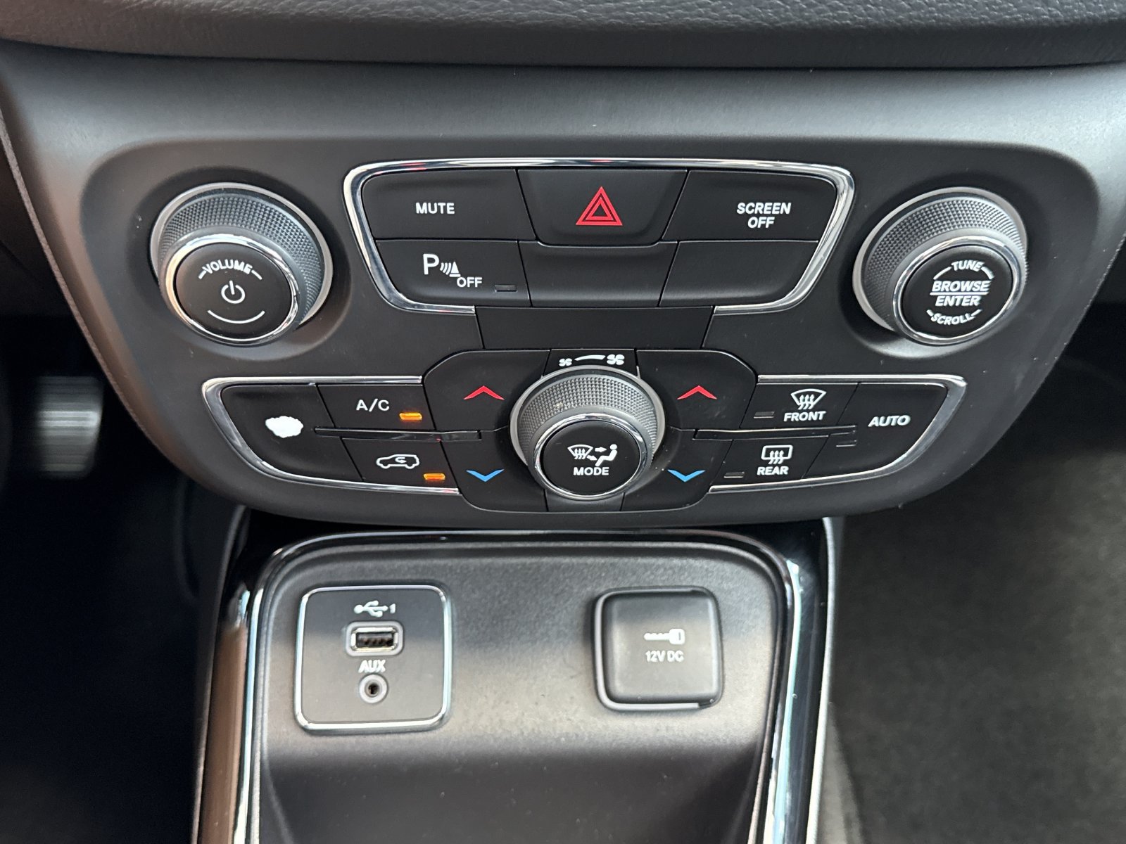 Used 2019 Jeep Compass Latitude FWD image 24