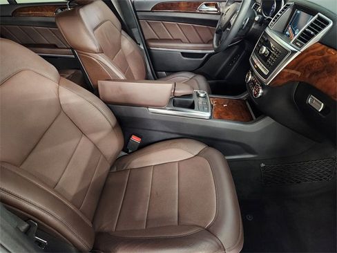 Used 2015 Mercedes-Benz GL 550 4MATIC image 3