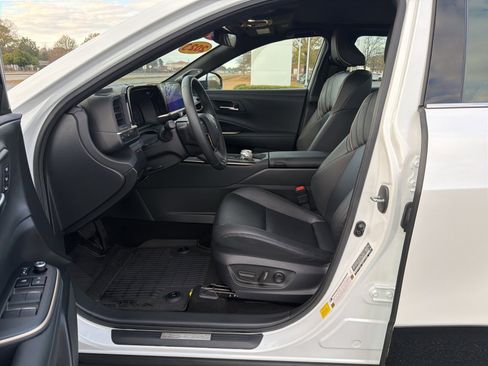 Used 2023 Toyota Crown Limited image 10